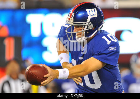 22 août 2011 - East Rutherford, New Jersey, États-Unis - New York Giants quarterback Eli Manning (10) dans la Ligue nationale de football action au New Meadowlands Stadium à East Rutherford dans le New Jersey sentiers Chicago New York à la mi-temps 6 à 20 (Crédit Image : © Brooks von Arx/global/ZUMAPRESS.com) Southcreek Banque D'Images