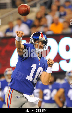 22 août 2011 - East Rutherford, New Jersey, États-Unis - New York Giants quarterback Eli Manning (10) dans la Ligue nationale de football action au New Meadowlands Stadium à East Rutherford dans le New Jersey sentiers Chicago New York à la mi-temps 6 à 20 (Crédit Image : © Brooks von Arx/global/ZUMAPRESS.com) Southcreek Banque D'Images