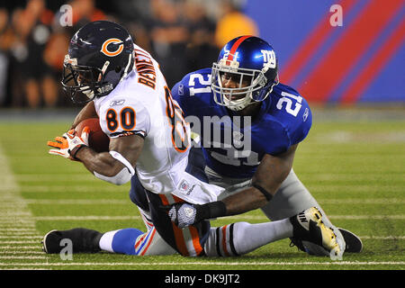 22 août 2011 - East Rutherford, New Jersey, États-Unis - Chicago Bears receveur Earl Bennett (80) et les New York Giants arrière défensif Kenny Phillips (21) dans la Ligue nationale de football action au New Meadowlands Stadium à East Rutherford dans le New Jersey sentiers Chicago New York à la mi-temps 6 à 20 (Crédit Image : © Brooks von Arx/global/ZUMAPRESS.com) Southcreek Banque D'Images