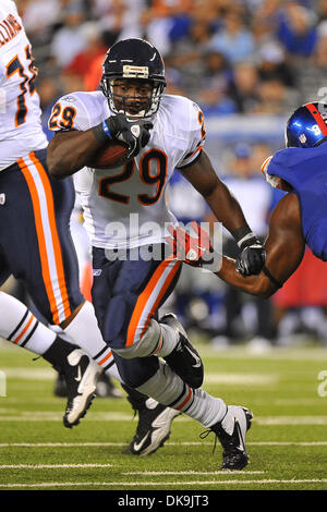 22 août 2011 - East Rutherford, New Jersey, États-Unis - Chicago Bears en marche arrière Chester Taylor (29) dans l'action de la Ligue nationale de football au nouveau stade de Meadowlands à East Rutherford dans le New Jersey sentiers Chicago New York à la mi-temps 6 à 20 (Crédit Image : © Brooks von Arx/global/ZUMAPRESS.com) Southcreek Banque D'Images