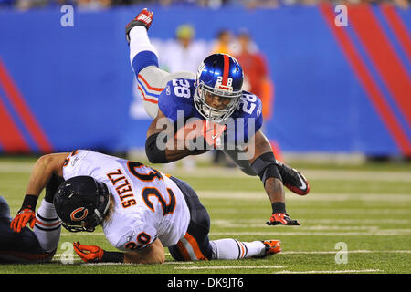 22 août 2011 - East Rutherford, New Jersey, États-Unis - New York Giants running back Danny Ware (28) et Chicago Bears arrière défensif Craig Steltz (20) dans l'action de la Ligue nationale de football au nouveau stade à East Rutherford Meadowlands New Jersey New York bat Chicago 41 à 13 (Crédit Image : © Brooks von Arx/global/ZUMAPRESS.com) Southcreek Banque D'Images