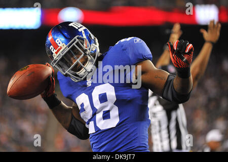 22 août 2011 - East Rutherford, New Jersey, États-Unis - New York Giants running back Danny Ware (28) célèbre son touchdown run à l'New Meadowlands Stadium à East Rutherford dans le New Jersey New York bat Chicago 41 à 13 (Crédit Image : © Brooks von Arx/global/ZUMAPRESS.com) Southcreek Banque D'Images