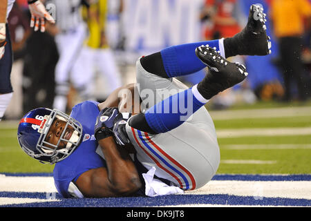 22 août 2011 - East Rutherford, New Jersey, États-Unis - New York Giants tight end Daniel Manteaux (46) tombe dans l'endzone au New Meadowlands Stadium à East Rutherford dans le New Jersey New York bat Chicago 41 à 13 (Crédit Image : © Brooks von Arx/global/ZUMAPRESS.com) Southcreek Banque D'Images