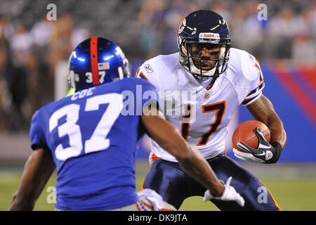 22 août 2011 - East Rutherford, New Jersey, États-Unis - Chicago Bears wide receiver Onrea Jones (17) et les New York Giants arrière défensif Michael Coe (37) à l'action de la Ligue nationale de football au nouveau stade à East Rutherford Meadowlands New Jersey New York bat Chicago 41 à 13 (Crédit Image : © Brooks von Arx/global/ZUMAPRESS.com) Southcreek Banque D'Images