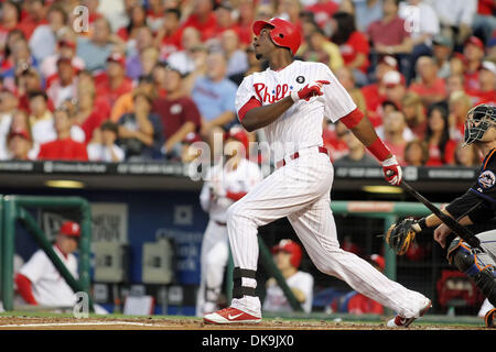 23 août 2011 - Philadelphie, Pennsylvanie, États-Unis - le voltigeur des Phillies, John Mayberry, Jr., le voltigeur # 15 hits un home run dans la 3e manche pendant le match contre les Phillies de Philadelphie' à la Citizens Bank Park de Philadelphie, PA. La Philadelphia Phillie's beat les Mets de New York 9-4. (Crédit Image : © Don Kravitz/ZUMAPRESS.com) Banque D'Images