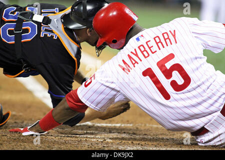 23 août 2011 - Philadelphie, Pennsylvanie, États-Unis - le voltigeur des Phillies, John Mayberry, Jr., le voltigeur # 15 n'est pas glisser dans la maison essayant de marquer sur un ballon au sol durant le match contre les Phillies de Philadelphie' à la Citizens Bank Park de Philadelphie, PA. La Philadelphia Phillie's beat les Mets de New York 9-4. (Crédit Image : © Don Kravitz/ZUMAPRESS.com) Banque D'Images