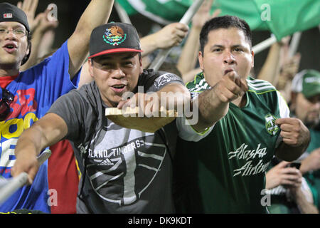 24 août 2011 - Portland, Oregon, United States of America - Portland Timbers fans réagir après leur défaite de l'équipe Chivas USA 1-0 pour rester dans la course aux séries éliminatoires. (Crédit Image : © Mike Albright/global/ZUMAPRESS.com) Southcreek Banque D'Images