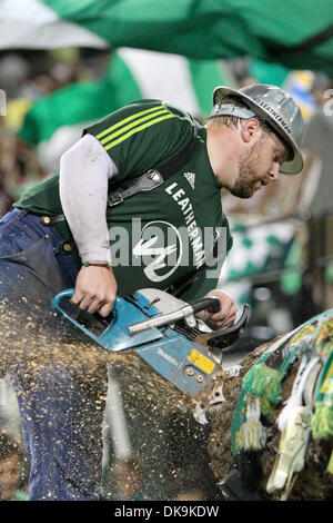 24 août 2011 - Portland, Oregon, United States of America - Portland Timbers mascot Joey Bois coupe un journal après les bois marquer un but à Jeld-Wen Field. (Crédit Image : © Mike Albright/global/ZUMAPRESS.com) Southcreek Banque D'Images