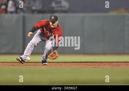 25 août 2011 - San Francisco, Californie, États-Unis - Astros de Houston Le deuxième but JOSÉ ALTUVE (# 27) Les champs le ballon pendant le match de jeudi à at&t park. Les Astros mènent 3-1 après 7 manches. (Crédit Image : © Scott Beley/global/ZUMAPRESS.com) Southcreek Banque D'Images