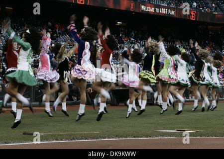 Le 26 août 2011 - San Francisco, Californie, États-Unis - les danseurs irlandais pour la nuit avant de la MLB match entre les Giants de San Francisco et les Astros de Houston. Les Giants de San Francisco gagner le match 2-1. (Crédit Image : © Southcreek Dinno Kovic/global/ZUMAPRESS.com) Banque D'Images