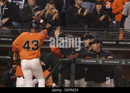 Le 26 août 2011 - San Francisco, Californie, États-Unis - San Francisco Giants l'arrêt-court Orlando Cabrera (43) est félicité par ses coéquipiers après avoir marqué un point lors de la MLB match entre les Giants de San Francisco et les Astros de Houston. (Crédit Image : © Southcreek Dinno Kovic/global/ZUMAPRESS.com) Banque D'Images