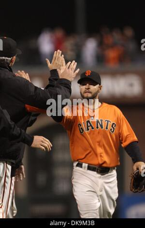 Le 26 août 2011 - San Francisco, Californie, États-Unis - San Francisco Giants center fielder Cody Ross (13) célèbre la victoire entre les Giants de San Francisco et les Astros de Houston. Les Giants de San Francisco gagner le match 2-1. (Crédit Image : © Southcreek Dinno Kovic/global/ZUMAPRESS.com) Banque D'Images