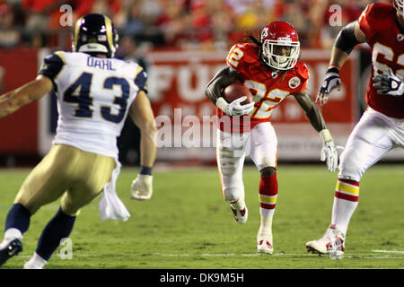 Le 26 août 2011 - Kansas City, Missouri, États-Unis - Kansas City Chiefs wide receiver Dexter McCluster (22) brouille pour yardage dans la NFL football match entre les Chiefs de Kansas City et les Rams de Saint-Louis à Kansas City, MO. Les Rams diriger les Chiefs 14-3 a la mi-temps. (Crédit Image : © Jacob Paulsen/global/ZUMAPRESS.com) Southcreek Banque D'Images