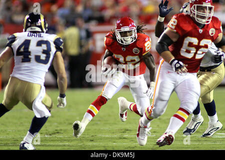 Le 26 août 2011 - Kansas City, Missouri, États-Unis - Kansas City Chiefs wide receiver Dexter McCluster (22) brouille pour yardage dans la NFL football match entre les Chiefs de Kansas City et les Rams de Saint-Louis à Kansas City, MO. Les Rams diriger les Chiefs 14-3 a la mi-temps. (Crédit Image : © Jacob Paulsen/global/ZUMAPRESS.com) Southcreek Banque D'Images