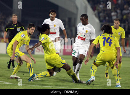 27 août 2011 - Rostov-sur-Don (Russie) - Les plus hautes du monde, l'ancien footballeur payé buteur vedette de l'Inter de Milan, Samuel Eto'o, centre de blanc, a marqué le premier but à son premier match pour l'Anzhi Makhachkala club de Premier League russe contre FC Rostov. En août 2011, le Cameroun star Eto'o a signé un contrat de trois ans avec le FC Anzhi Makhachkala. (Crédit Image : © PhotoXpress/ZUMAP Banque D'Images