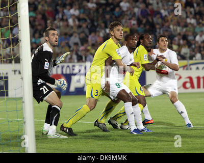 27 août 2011 - Rostov-sur-Don (Russie) - Les plus hautes du monde, l'ancien footballeur payé buteur vedette de l'Inter de Milan, Samuel Eto'o, centre de blanc, a marqué le premier but à son premier match pour l'Anzhi Makhachkala club de Premier League russe contre FC Rostov. En août 2011, le Cameroun star Eto'o a signé un contrat de trois ans avec le FC Anzhi Makhachkala. (Crédit Image : © PhotoXpress/ZUMAP Banque D'Images