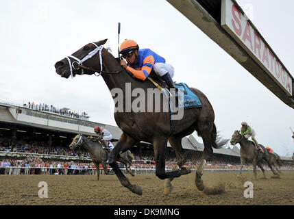 27 août 2011 - Saratoga Springs, New York, États-Unis - Restez Soif (no. 9), monté par JAVIER CASTELLANO et formés par Todd Pletcher, gagne le 142e exécution de la classe 1 travers Stakes pour trois ans à Saratoga Race Track. (Crédit Image : © Bob Mayberger ZUMAPRESS.com)/Eclipse/ Banque D'Images