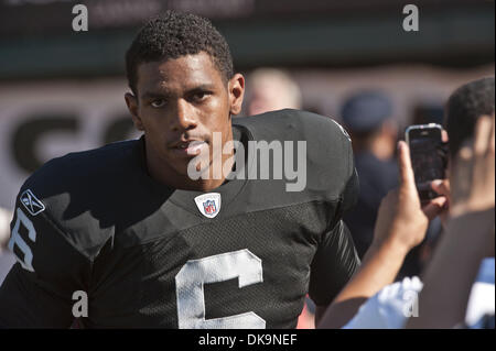 28 août 2011 - Oakland, CA, USA - Oakland Raiders vs New Orleans Saints chez O.co Coliseum Jeudi, 28 août 2011. a récemment élaboré Oakland Raiders quarterback Terrelle Pryor (6) est sorti pour réchauffer l'avant-match mais ne sera pas jouer jusqu'à ce que son jeu si plus de cinq suspension..Saints beat Raiders 40-20 (crédit Image : © Al/ZUMAPRESS.com) Golub Banque D'Images