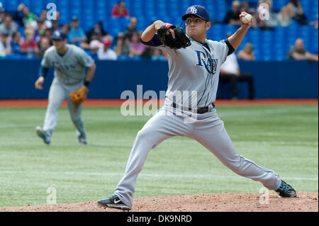 28 août 2011 - Toronto, Ontario, Canada - Rays de Tampa Bay pitcher Cesar Ramos (27) entré le jeu dans la 9e manche contre les Blue Jays de Toronto. Les Rays de Tampa Bay a vaincu les Blue Jays de Toronto 12 - 0 au Rogers Centre, Toronto (Ontario). (Crédit Image : © Keith Hamilton/ZUMAPRESS.com) Southcreek/mondial Banque D'Images