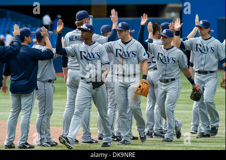 28 août 2011 - Toronto, Ontario, Canada - Rays de Tampa Bay champ centre B.J. Upton (2) célèbre avec l'équipe après leur défaite les Blue Jays de Toronto. Les Rays de Tampa Bay a vaincu les Blue Jays de Toronto 12 - 0 au Rogers Centre, Toronto (Ontario). (Crédit Image : © Keith Hamilton/ZUMAPRESS.com) Southcreek/mondial Banque D'Images