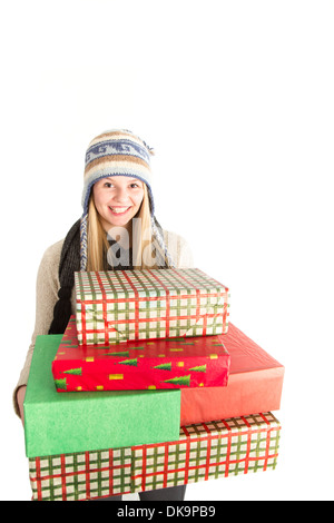 Jeune femme portant une grosse pile de cadeaux de Noël isolé sur fond blanc Banque D'Images