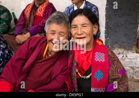 Le Bhoutan, Phobjika, Gangte Goemba Tsechu, deux vieilles femmes portant kira traditionnel Banque D'Images