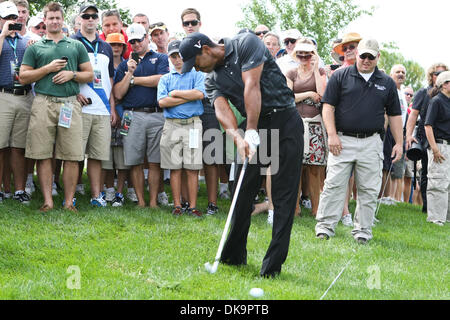 31 août 2011 - Verona, New York, États-Unis - Tiger Woods a utilisé son fer à repasser pour obtenir sa balle sur le fairway 5e à la 4e assemblée annuelle Notah Begay III Foundation Défi à Atunyote Golf Club à Vernon, New York le 31 août 2011 (Image Crédit : © Nick Serrata/Eclipse/ZUMAPRESS.com) Banque D'Images