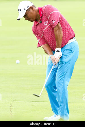 31 août 2011 - Verona, New York, États-Unis - Notah Begay III ébréché la balle sur le vert 5e à la 4e assemblée annuelle Notah Begay III Foundation Défi à Atunyote Golf Club à Vernon, New York le 31 août 2011 (Image Crédit : © Nick Serrata/Eclipse/ZUMAPRESS.com) Banque D'Images