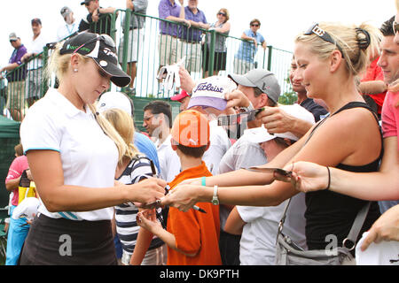 31 août 2011 - Verona, New York, États-Unis - Natalie Gulbis, signe des autographes pour des fans après le 4e défi Notah Begay III Foundation à Atunyote Golf Club à Vernon, New York le 31 août 2011 (Image Crédit : © Nick Serrata/Eclipse/ZUMAPRESS.com) Banque D'Images