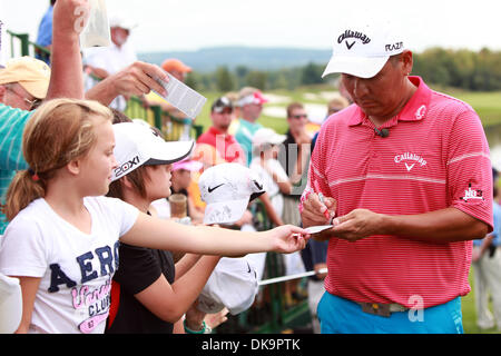 31 août 2011 - Verona, New York, États-Unis - Notah Begay III, signe des autographes après la 4e Conférence annuelle Notah Begay III Foundation Défi à Atunyote Golf Club à Vernon, New York le 31 août 2011 (Image Crédit : © Nick Serrata/Eclipse/ZUMAPRESS.com) Banque D'Images