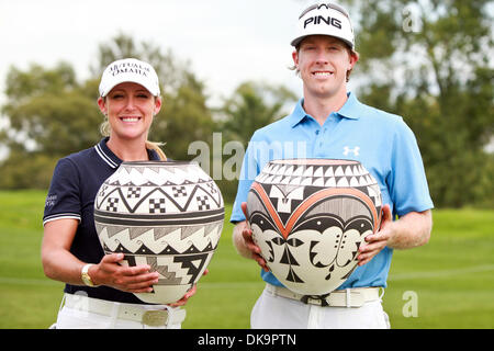 31 août 2011 - Verona, New York, États-Unis - Cristie Kerr (à gauche) et Hunter Mahan (droite) tenir la 4e édition des Trophées de la Fondation Notah Begay III Défi à Atunyote Golf Club à Vernon, New York le 31 août 2011 (Image Crédit : © Nick Serrata/Eclipse/ZUMAPRESS.com) Banque D'Images
