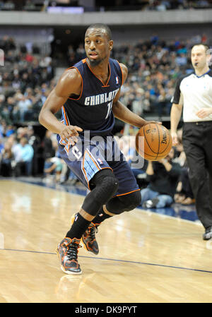 Dallas, Texas, USA. Déc 03, 2013 : le meneur des Bobcats Kemba Walker # 15 lors d'un match de NBA entre les Charlotte Bobcats et les Dallas Mavericks à l'American Airlines Center de Dallas, TX Dallas battu Charlotte 89-82 : Cal Crédit Sport Media/Alamy Live News Banque D'Images