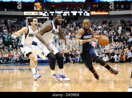 Dallas, Texas, USA. Déc 03, 2013 : le meneur des Bobcats Kemba Walker # 15 lors d'un match de NBA entre les Charlotte Bobcats et les Dallas Mavericks à l'American Airlines Center de Dallas, TX Dallas battu Charlotte 89-82 : Cal Crédit Sport Media/Alamy Live News Banque D'Images