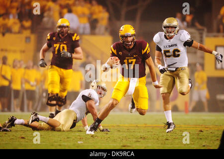 1 septembre 2011 : Arizona State quarterback Brock Osweiler # 17 en action lors d'un match de football entre les NCAA Arizona State Sun Devils de l'université et de l'UC Davis Aggies au Sun Devil Stadium de Tempe, Arizona, remporté par les Sun Devils, 48-14.(Image Crédit : © Max Simbron/Cal/ZUMAPRESS.com) Media Sport Banque D'Images