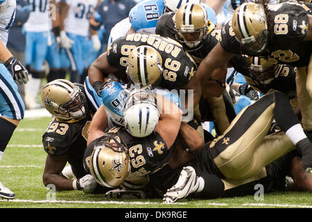 1 septembre 2011 - La Nouvelle Orléans, Louisiane, États-Unis d'Amérique - Tennessee Titans en marche arrière Prix Photoespaña 2009 Johnson (26) attaquer par New Orleans Saints attaquer défensive Larimore Dexter (63) Près de la Nouvelle Orleans Saints ligne de but au cours de la deuxième moitié du jeu. Tennessee Titans défait les New Orleans Saints 32-39. (Crédit Image : © Gus Escanelle ZUMAPRESS.com)/global/Southcreek Banque D'Images