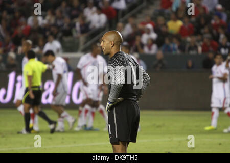 2 septembre 2011 - Carson, Californie, États-Unis - US gardien TIM HOWARD stares abattu un déplacement vers les joueurs du Costa Rica célèbrent le match but gagnant. Le Costa Rica a battu les États-Unis 0-1 sur un but de Rodney Wallace. (Crédit Image : © James Rodriguez/ZUMAPRESS.com) Banque D'Images