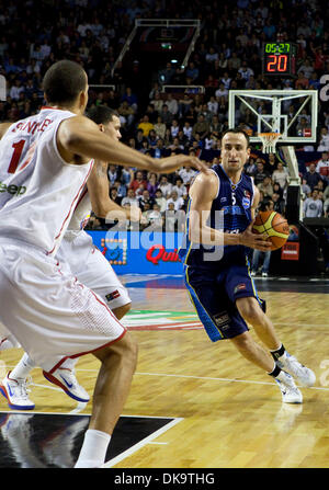 Sep 02, 2011 - Mar del Plata, Buenos Aires, Argentine - San Antonio Spurs et l'Argentine MANU GINOBILI attaque le filet pendant le match de basket-ball FIBA Americas 2011 entre l'Argentine et à Porto Rico. L'Argentine a gagné le match 81-74. L'événement de la FIBA est un événement de qualification pour les Jeux Olympiques de 2012 à Londres, avec seulement deux places disponibles..(Image Crédit : © Ryan Noble/ZUMApress.com) Banque D'Images