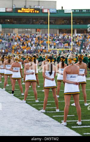 2 septembre 2011 - Waco, Texas, US - Baylor Bears cheerleaders au cours de l'action entre la arborant Baylor Bears et TCU Horned Frogs. 50-48 Baylor TCU bouleverse au stade Floyd Casey. (Crédit Image : © Andrew Dieb/global/ZUMAPRESS.com) Southcreek Banque D'Images