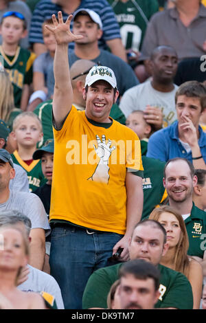 2 septembre 2011 - Waco, Texas, US - Baylor Bears cheer des fans lors de la Baylor Bears et TCU Horned Frogs de la saison. 50-48 Baylor TCU bouleverse au stade Floyd Casey. (Crédit Image : © Andrew Dieb/global/ZUMAPRESS.com) Southcreek Banque D'Images