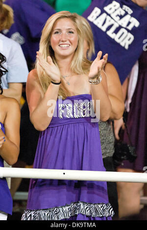 2 septembre 2011 - Waco, Texas, US - TCU Horned Frogs fans cheer au cours de la Baylor Bears et TCU Horned Frogs de la saison. 50-48 Baylor TCU bouleverse au stade Floyd Casey. (Crédit Image : © Andrew Dieb/global/ZUMAPRESS.com) Southcreek Banque D'Images