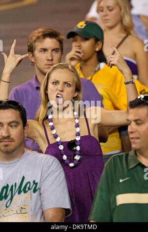 2 septembre 2011 - Waco, Texas, US - TCU Horned Frogs fans cheer au cours de la Baylor Bears et TCU Horned Frogs de la saison. 50-48 Baylor TCU bouleverse au stade Floyd Casey. (Crédit Image : © Andrew Dieb/global/ZUMAPRESS.com) Southcreek Banque D'Images