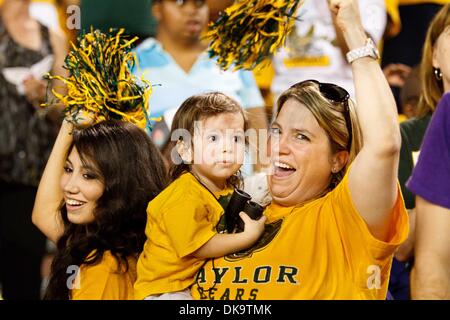 2 septembre 2011 - Waco, Texas, US - Baylor Bears cheer des fans lors de la Baylor Bears et TCU Horned Frogs de la saison. 50-48 Baylor TCU bouleverse au stade Floyd Casey. (Crédit Image : © Andrew Dieb/global/ZUMAPRESS.com) Southcreek Banque D'Images