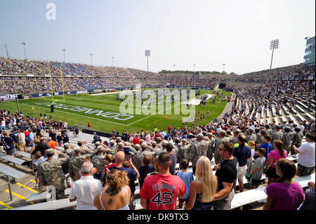 3 septembre 2011 - East Hartford, Connecticut, États-Unis - Fans watch comme l'UConn Marching Band joue l'hymne national au cours de l'UConn accueil l'ouvreur à Rentschler Field. UConn Fordham mène 21- 0 à la moitié. (Crédit Image : © Geoff Bolte/ZUMAPRESS.com) Southcreek/mondial Banque D'Images