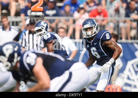 3 septembre 2011 - East Hartford, Connecticut, États-Unis - UConn WR Kashif Moore (6) se penche sur la ligne offensive pour l'lors de l'UConn accueil l'ouvreur à Rentschler Field. UConn bat 35 Fordham - 3. (Crédit Image : © Geoff Bolte/ZUMAPRESS.com) Southcreek/mondial Banque D'Images