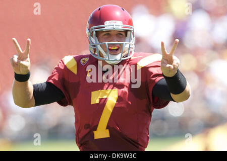 3 septembre 2011 - Los Angeles, Californie, États-Unis d'Amérique - Matt Barkley (7) de l'USC Trojans célèbre de jeter sa deuxième passe de touché du jeu, pendant le match d'ouverture de la saison 2011 de l'Université de Californie du sud de Troie et les Minnesota Golden Gophers du Los Angeles Memorial Coliseum de Los Angeles, Californie. L'USC a battu Minnesota 19-17. Banque D'Images