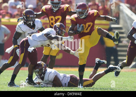 3 septembre 2011 - Los Angeles, Californie, États-Unis d'Amérique - Brian Baucham (30) de l'USC Trojans s'exécute la balle, pendant le match d'ouverture de la saison 2011 de l'Université de Californie du sud de Troie et les Minnesota Golden Gophers du Los Angeles Memorial Coliseum de Los Angeles, Californie. L'USC a battu Minnesota 19-17. (Crédit Image : © Tony Leon/Southcreek Glo Banque D'Images