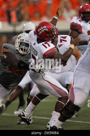 3 septembre 2011 - Stillwater, Oklahoma, United States of America - Oklahoma State Cowboys attaquer défensif Nigel Nicholas (89) et Louisiana-Lafayette Ragin Cajuns quarterback Blaine Gautier (17) en action pendant le match entre l'Louisiana-Lafayette Ragin Cajuns et l'Oklahoma State Cowboys au Boone Pickens Stadium à Stillwater, OK. Oklahoma State mène Louisiana-Lafayette Banque D'Images