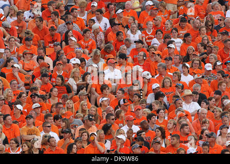 3 septembre 2011 - Stillwater, Oklahoma, United States of America - Oklahoma State Cowboys fans dominent la foule pendant le match entre l'Louisiana-Lafayette Ragin Cajuns et l'Oklahoma State Cowboys au Boone Pickens Stadium à Stillwater, OK. Oklahoma State Louisiana-Lafayette mène 34 à 10 à la mi-temps. (Crédit Image : © Dan Wozniak/ZUMAPRESS.com) Southcreek/mondial Banque D'Images