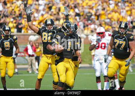 03 septembre 2011 - Columbia, Missouri, États-Unis - Missouri Tigers quarterback James Franklin (1) & Missouri Tigers tight end Michael Egnew (82) après un touché lors d'un match entre l'Université du Missouri et de l'Université de Miami (Ohio). Le jeu a été joué sur Faurot Field au Memorial Stadium sur le campus de l'Université du Missouri à Columbia (Missouri). Le Missouri Tigers défait t Banque D'Images
