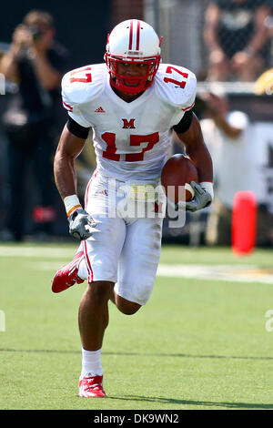 3 septembre 2011 - Columbia, Missouri, États-Unis - Miami (Oh) Redhawks le receveur Chris Givens (17) porte la balle lors d'un match entre l'Université du Missouri et de l'Université de Miami (Ohio). Le jeu a été joué sur Faurot Field au Memorial Stadium sur le campus de l'Université du Missouri à Columbia (Missouri). Le Missouri Tigers défait le Miami Redhawks 17-6. (Crédit Image : © Sc Banque D'Images